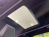【サンルーフ】開放感たっぷりの希少装備、サンルーフが装着されています!車内に明かりを取り入れたり景色を楽しむ以外にも、車内の空気も簡単に換気できて快適です!