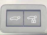 【パワーバックドア】スマートキーや運転席のボタンを押すだけでリアゲートが自動で開閉します!荷物を持っている時や、高い位置にあるバックドアを閉める際に便利な機能です♪