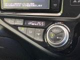 【オートエアコン】一度お好みの温度に設定すれば、車内の温度を検知し風量や温度を自動で調整。暑い&hellip;寒い&hellip;と何度もスイッチ操作をする必要はありません。快適な車内空間には必須の機能ですね♪