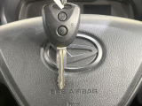 【キーレス】少し離れた場所からでもボタン一つでドアの開錠・施錠ができるのでとっても便利!ドアの鍵穴周りに傷をつけることもありません♪