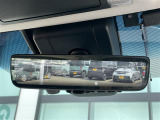 【デジタルインナーミラー】車両後方カメラの映像をルームミラーに映すことが出来ます。 そのため、後席に人や荷物があって後方が見えづらい場合でもしっかり視界を確保することが出来ます。