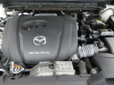 「SKYACTIV-G(ガソリン)」は、規格外の高圧縮を実現し、世界のエンジン技術者に驚きを与えました。さらに、それを維持したままノッキングの発生を抑え、熱効率を向上、走りにも寄与したエンジンです。