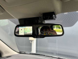 ルームミラーには、上から丸見えアラウンドビューモニターが写るので駐車が苦手な方には便利な装備になりますね♪