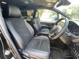 内装カラーはブラックです。気になる臭いや目立った汚れはございません。