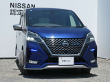 アダプティブLEDヘッドライト。フロントカメラで前方の状況を検知し対向車や先行車に眩しい思いをさせることなく必要なところだけを遠くまで照射します。