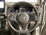 ハンドルにHondaセンシング系のクルーズコントロールやレーンキープアシストなどのスイッチと、オーディオの操作スイッチが装備されています。ハンドルから手を離さず安全に操作できます。