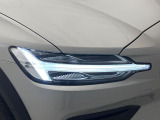 【LEDヘッドライト】明るく眩しいハイビームを先行車や対向車に照射しないオートハイビームを備えたLEDヘッドライト。北欧神話に登場するトールハンマーをモチーフにした、一目でボルボとわかるデザイン。
