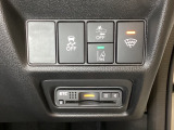Hondaセンシング用の、VSA(ABS+TCS+横滑り抑制)解除と路外逸脱抑制機能などのオンオフスイッチはハンドルの右側に装備。その下にETCがついています。高速道路の料金所の通過も楽々です。