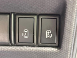 【両側パワースライドドア】スマートキーや運転席のスイッチで後席両側スライドドアの開閉が可能♪電動だから力を入れてドアを開ける必要が無く、小さなお子様でも簡単に開け閉めでき快適です♪