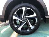 【純正アルミホイール】です!車両デザインに合わせてホイールをデザインしているため、見た目にもカッコイイアルミホイール♪洗車もラクチンで錆びません。