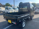 夜間・朝方の作業など、暗い場所での作業の際に荷台を照らす、LEDの大型荷台作業灯を採用。 首振り機構付で荷台全体を照らします。