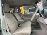 アームレスト付きの運転席は
