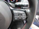 Hondaセンシングの機能のひとつ、アダプティブクルーズコントロール付!アクセルから足を離しても設定したスピードと前車との車間を保ち走行してくれます!車線維持もアシスト☆高速道路で疲労軽減ですね☆