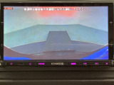 ギヤをR(バック)に入れるとナビの画面に後ろの映像が映るリアカメラ付です。後退時、コンディションが悪い視界でもカラーバックモニターがドライバーをサポートします。