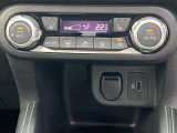 オートエアコン搭載車です。風量を自動で調節します。