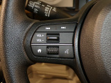 【ステアリングリモコン】ステアリングにオーディオ調節可能なスイッチが装備されていますので運転中でも視線をそらさずにオーディオの調節が可能です!