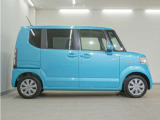リアには左右スライドドアを採用。狭い駐車場でも開閉しやすく、強風の日でもドアが煽られにくくなっております。小さなお子さまやご年配の方も安心して乗り降りできます。