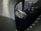 クルーズコントロール機能が付いています。 速度を設定するとアクセルを踏まなくても一定の速度で走ることができます。  高速道路ではとても便利な装置なんです。