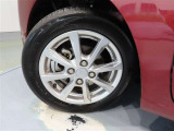 ダイハツ純正アルミホイール。タイヤサイズは155/65R14です。