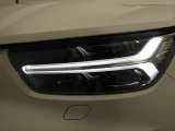 【LEDヘッドライト】ハイビームを先行車や対向車にあてず、その両サイドではハイビーム照射を維持。見える範囲が段違いに広くなりました。北欧神話に登場するトールハンマーをモチーフにデザイン。