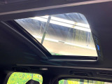 【サンルーフ】開放感たっぷりの希少装備、サンルーフが装着されています!車内に明かりを取り入れたり景色を楽しむ以外にも、車内の空気も簡単に換気できて快適です!