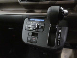 「AUTO」スイッチで車内の温度を一定に保ってくれるオートエアコン。快適装備の代名詞。もちろんマニュアル操作も可能ですよ。電動パーキングブレーキやブレーキホールドが付いています。