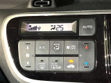 【オートエアコン】一度お好みの温度に設定すれば、車内の温度を検知し風量や温度を自動で調整。暑い&hellip;寒い&hellip;と何度もスイッチ操作をする必要はありません。快適な車内空間には必須の機能ですね♪