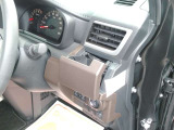 運転席側のドリンクホルダーは引き出し式。使わない時はすっきりしまっておけます。