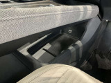 運転席手元に、ティッシュBOXや手荷物を置けるスペースあります☆