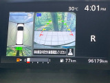 【アラウンドビューモニター】専用のカメラにより、上から見下ろしたような視点で360度クルマの周囲を確認することができます☆死角部分も確認しやすく、狭い場所での切り返しや駐車もスムーズに行えます。