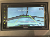リバースギアに入れるだけで後方の表示へ切り替わります。夜間や雨の日の駐車も楽になりますよ。