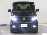 ハロゲンより明るく、より遠くまでさらなる安心感のあるLEDヘッドライトを採用。点灯忘れも防止できるオートライトコントロール機構付きです。