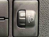 対向車や先行車への配慮が可能。積載物の状況に応じてヘッドライトの照射角度を手動調整できるスイッチ。