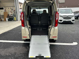 普段はフラットな荷室の床として、引き出せばそのままスロープとして、様々なシーンで便利に使用できます。