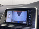 パノラミックビューモニターを装備。駐車場や交差点でクルマを真上から見るように周囲を確認できます。機能の詳細は販売店スタッフまでおたずねください。