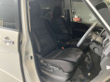 運転席まわりです。運転席からの視界が左右に広く隅々まではっきりと見渡せます!クルマの前端も把握しやすく安心して運転できます!