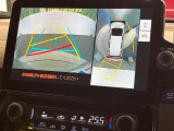 【パノラミックビューモニター】専用のカメラにより、上から見下ろしたような視点で360度クルマの周囲を確認することができます☆死角部分も確認しやすく、狭い場所での切り返しや駐車もスムーズに行えます。