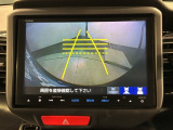 リバースギアに入れるだけで後方の表示へ切り替わります。夜間や雨の日の駐車も楽になりますよ。