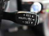 アダプティブクルーズコントロール機能付きです。走行中に先行車の様子を検知しながら、設定した車速の範囲内で先行車との距離のキープを支援します。詳細は販売店スタッフまでおたずねください。