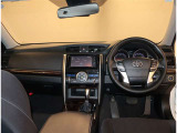 デザインもよく、居心地のよい運転席ですね。分かりやすいスイッチ類ですから操作もしやすく運転をサポートします。ぜひご来店いただき、実際にお座りいただいてステアリングを握ってみてください!
