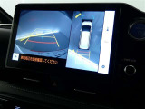 【全周囲モニター】車を上空から見下ろしたような映像をカーナビ画面に映し出し、車庫入れや縦列駐車をサポートしてくれます。