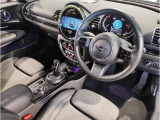 MINIの内装はとにかく『円』に拘ったデザインコンセプトが一目で伝わってきます。これほど円形に拘った車は他に御座いません。伝統のデザイン、トグルスイッチなど遊び心のある内装で御座います。