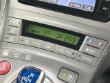【オートエアコン】一度お好みの温度に設定すれば、車内の温度を検知し風量や温度を自動で調整。暑い&hellip;寒い&hellip;と何度もスイッチ操作をする必要はありません。快適な車内空間には必須の機能ですね♪