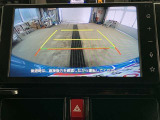 ディスプレイに後方の視界を表示し、車庫入れをサポート「距離目安線」「車幅延長線」およびステアリング操作に連動する「予想進路線」を画面に表示します。※必ず車両周辺の安全を直接確認してください。