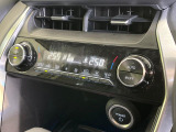 【左右独立型フルオートエアコン】運転席と助手席でそれぞれお好みの温度に設定可能。同乗者にも配慮した、快適な空調をお届け致します。