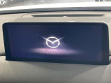 【8.8インチマツダコネクト】車内の雰囲気にマッチした大型のディスプレイ。スマホ接続でのナビ使用やBluetooth再生等、様々な機能が楽しめます。直感的なダイヤル操作が可能で、使い勝手も良好です。