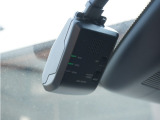 【ドライブレコーダー(フロント用)DRH-224SD】駐車時も安心のスマートフォン連動モデル。あおり運転や事故に遭遇した際の状況も映像で記録し、万一のリスクに備えます。