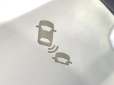 【ブラインドスポットインフォメーション】走行中、ドアミラーの死角になりやすい箇所に後続車が接近するとサイドミラー付近に警告を表示、ドライバーに注意喚起をしてくれます。
