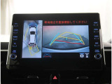 【パノラマモニター】に搭載した4つのカメラにより、車を真上から見ているような映像を表示。運転席から確認しにくい車両周囲の状況を把握できます。