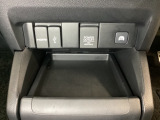 アクセサリーソケットはUSBのアダプターなどをつければ、スマホの充電にも使えます。横にはナビゲーション用の外部入力可能なUSB端子やHDMI端子がついており、周辺には物が置けるトレーがついています。